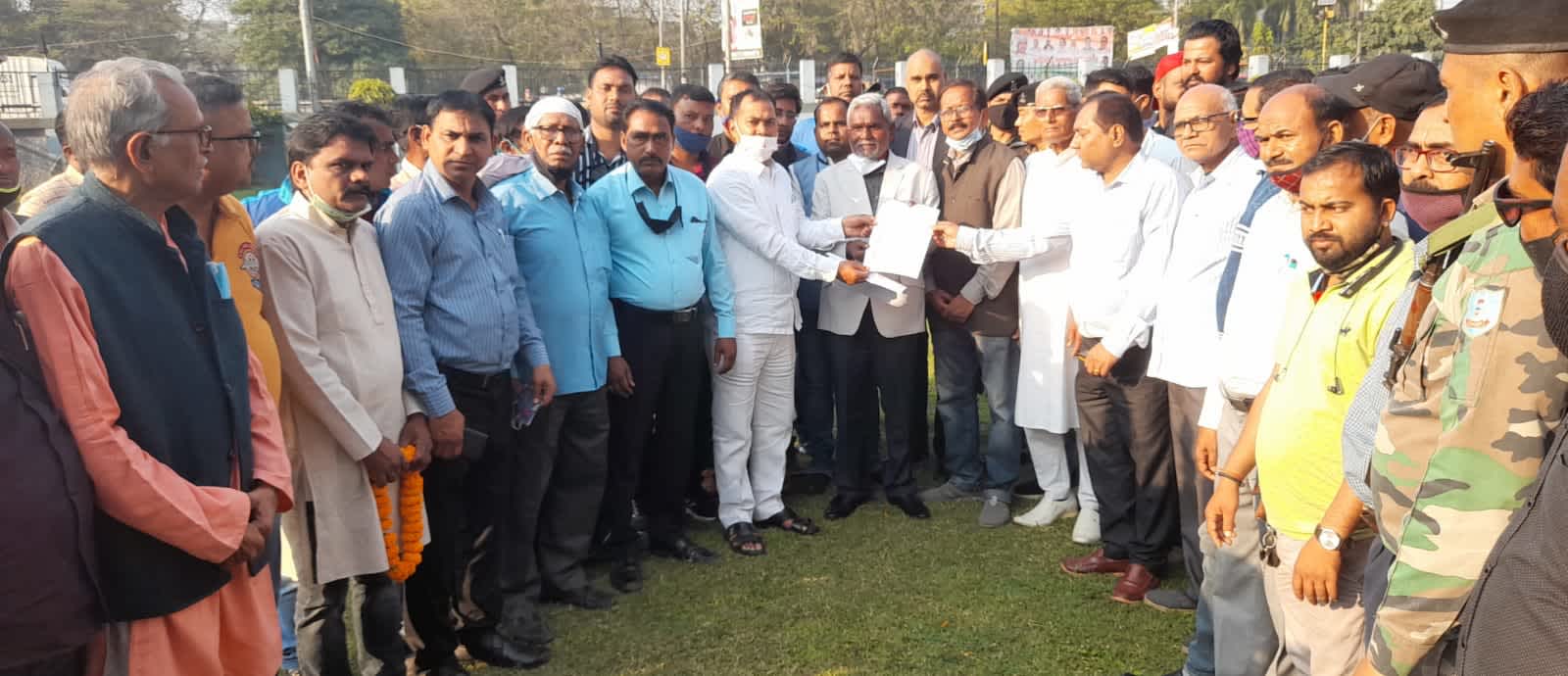 Saraikela _Kharsawa News :जागृति मैदान में नगर निगम का प्रस्तावित भवन निर्माण का मुद्दा पहुंचा मंत्री चंपई सोरेन के पास, मंत्री ने कहा जनहित में सरकार लेगी निर्णय
