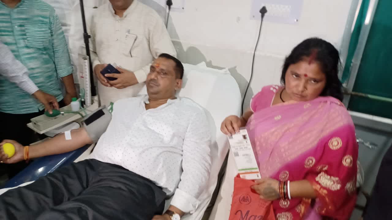 VIDEO :स्वास्थ्य मंत्री बन्ना गुप्ता ने एक बहन की सुहाग की रक्षा के लिए दिया अपना खून