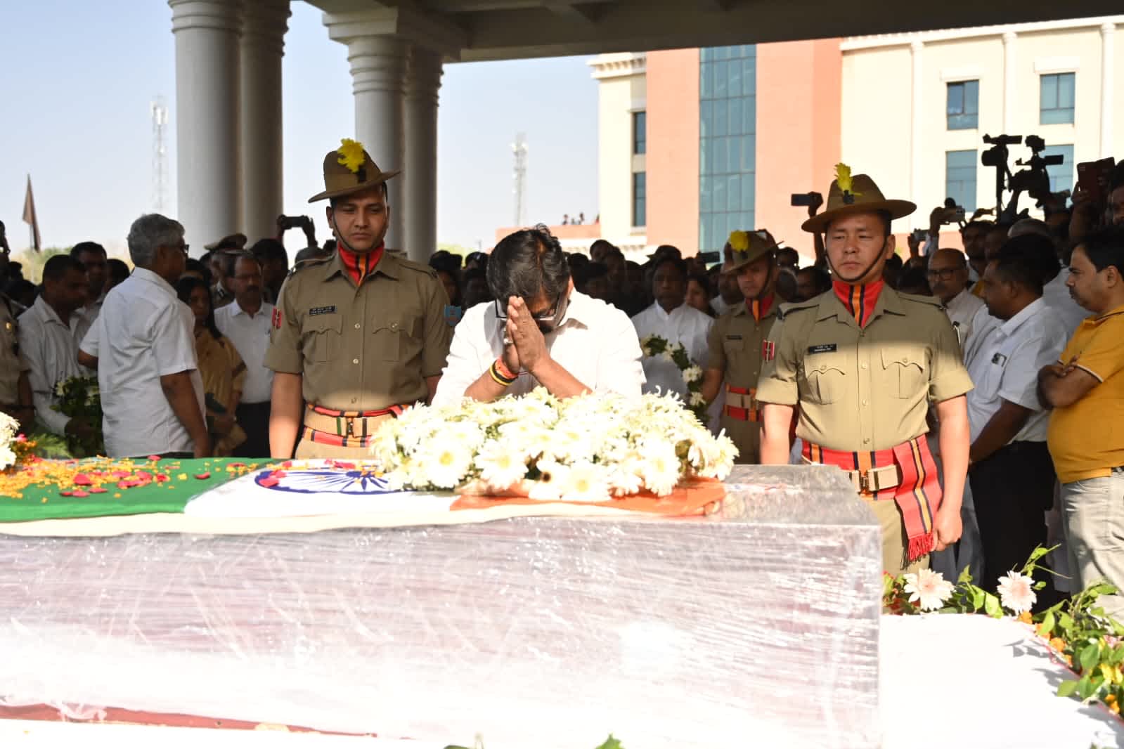 VIDEO : झारखंड विधानसभा में अंतिम दर्शन को रखा गया दिवंगत शिक्षा मंत्री जगरनाथ महतो का पार्थिव शरीर