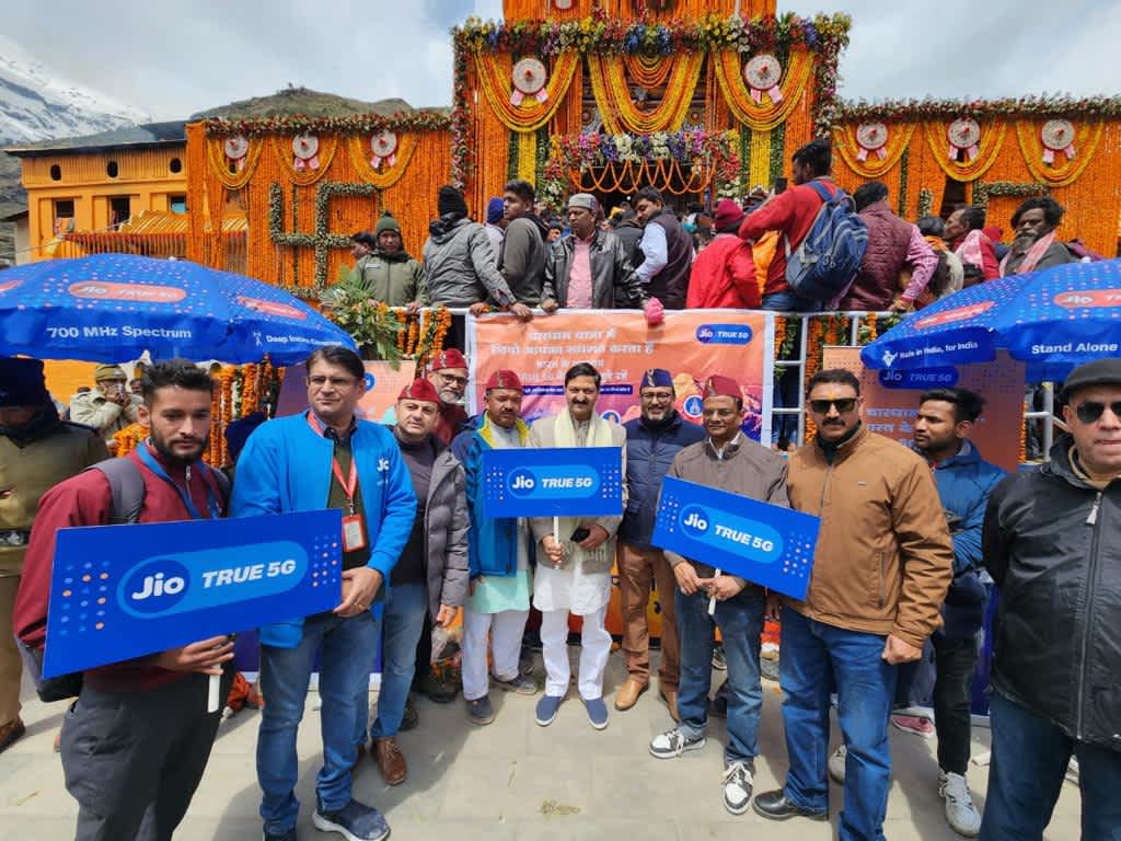 Business  News : चारधाम मंदिर परिसरों में जियो की ट्रू 5जी सर्विस लॉन्च