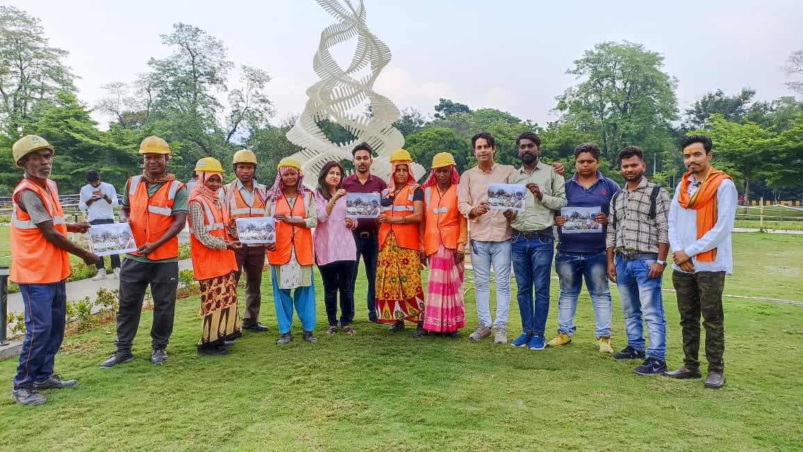 Jamshedpur News : शहर के गरीब मजदूरों ने वीडियो एलबम “मजदूर”का किया पोस्टर लौंच