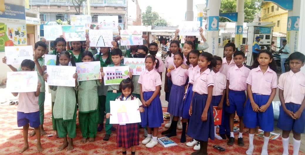 JAMSHEDPUR NEWS :परसुडीह में बच्चों ने चित्रों के माध्यम से उकेरी स्वच्छता की तस्वीर