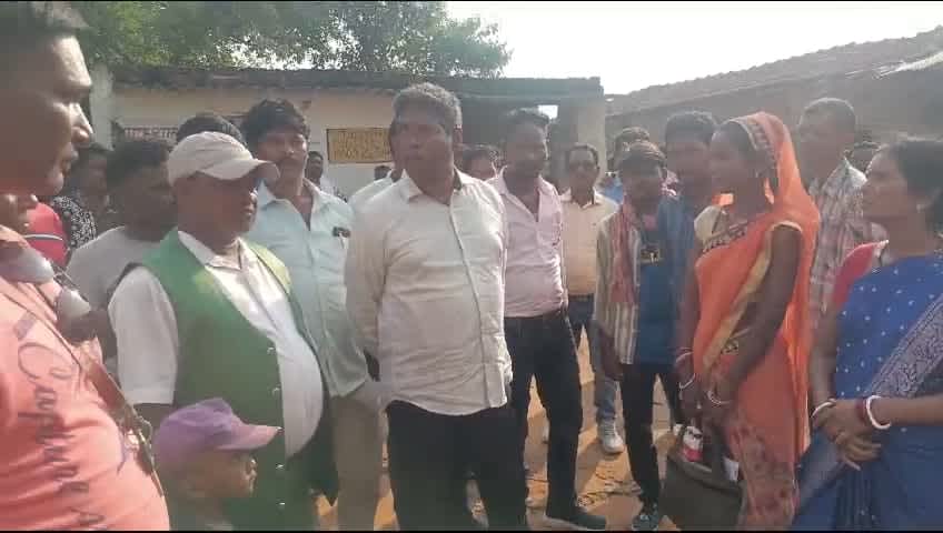 Chaibasa News:ये कैसा विकास है झारखंड का,कभी भी ढह सकती है नक्सल प्रभावित गुदड़ी प्रखंड के रोवाउली गांव के स्कूल की छत
