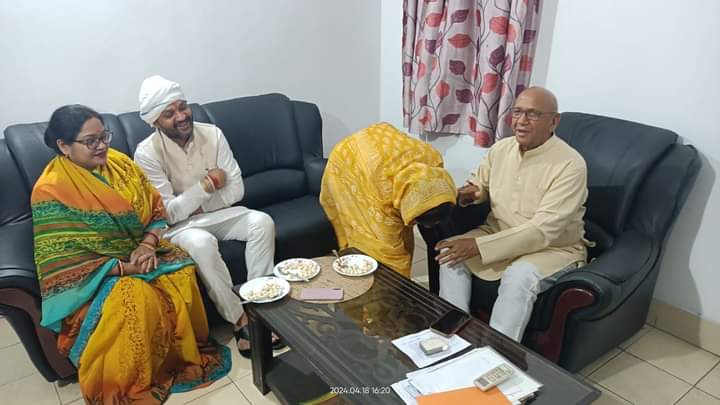 Jamshedpur News:सरयू राय से आर्शीवाद लेने पहुंची धनबाद की कांग्रेस प्रत्याशी अनुपमा,जानें क्या कहा