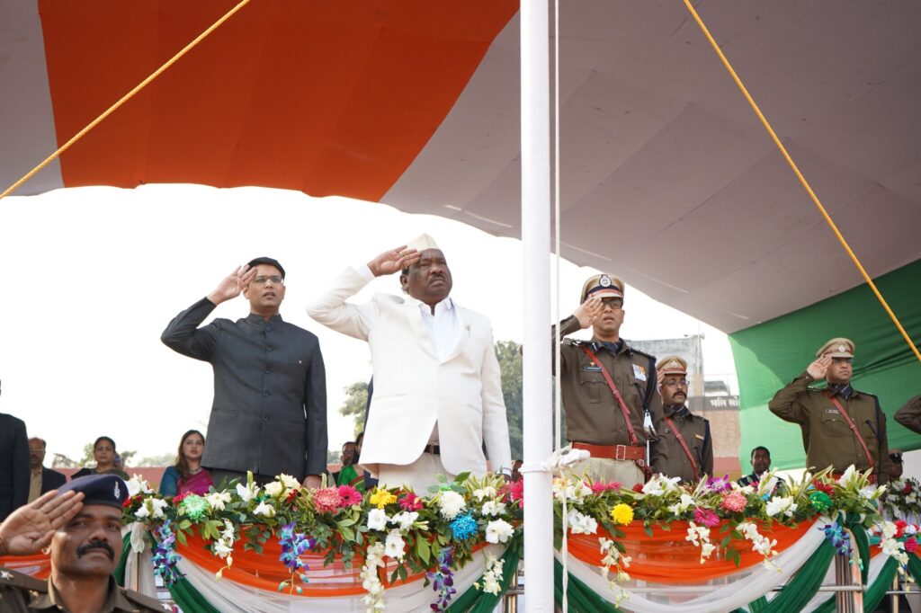 Jamshedpur News:76वें गणतंत्र दिवस के अवसर पर माननीय मंत्री स्कूली शिक्षा एवं साक्षरता विभाग तथा निबंधन विभाग, झारखंड रामदास सोरेन ने गोपाल मैदान में किया झंडोतोलन, राज्यवासियों एवं जिलावासियों को दी गणतंत्र दिवस की शुभकामनाएं