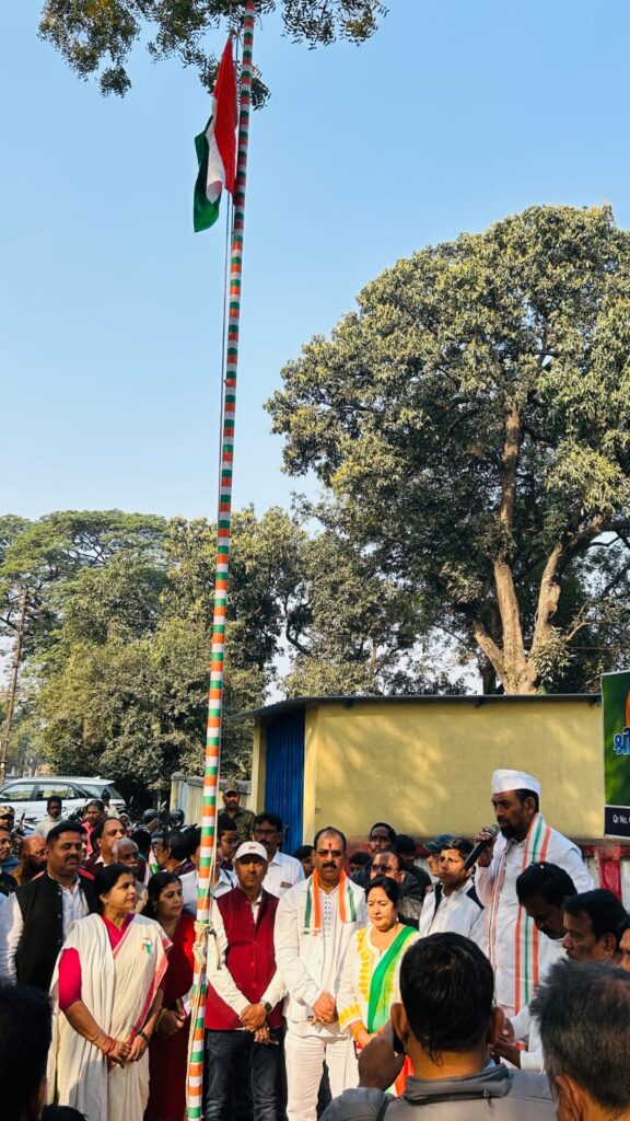 Jamshedpur News:सांसद बिद्युत बरण महतो ने आज 76 में गणतंत्र दिवस के अवसर पर विभिन्न स्थानों पर झंडोत्तोलन किया