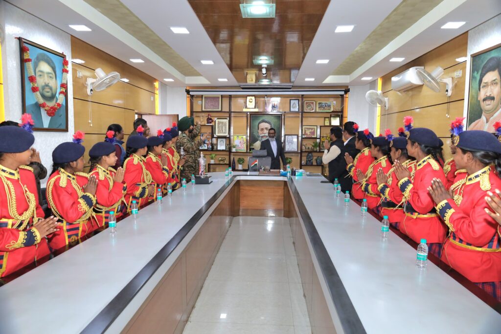 Jharkhand News:मुख्यमंत्री हेमन्त सोरेन से नेशनल स्कूल बैंड कॉम्पटीशन- 2025 में पूरे देश में प्रथम स्थान हासिल करने वाली कस्तूरबा गांधी आवासीय बालिका विद्यालय, पटमदा, पूर्वी सिंहभूम की बैंड टीम ने की मुलाकात
