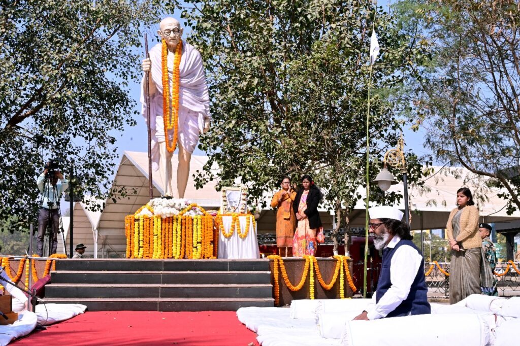 Jharkhand News:मुख्यमंत्री हेमन्त सोरेन ने राष्ट्रपिता महात्मा गांधी को उनकी पुण्यतिथि (शहीद दिवस) पर किया नमन, दी भावपूर्ण श्रद्धांजलि, बापू के सम्मान में 2 मिनट का मौन धारण रखा