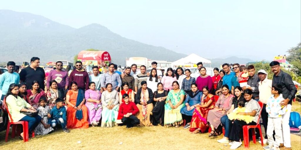 JAMSHEDPUR NEWS :29 साल बाद आर डी टाटा हाई स्कूल सी यूनिट 1996 बैच के छात्रों ने वनभोज में ताजा की पुरानी यादें