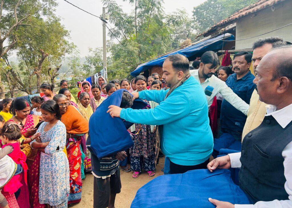 JAMSHEDPUR NEWS :कंबल सेवा के जरिये ठंड से राहत पहुंचा रही सामाजिक संस्था लोक समर्पण, बिरसानगर क्षेत्र के आदिवासी डुमरी टोला में सैकड़ो जरूरतमंदों के बीच किया कंबल वितरण