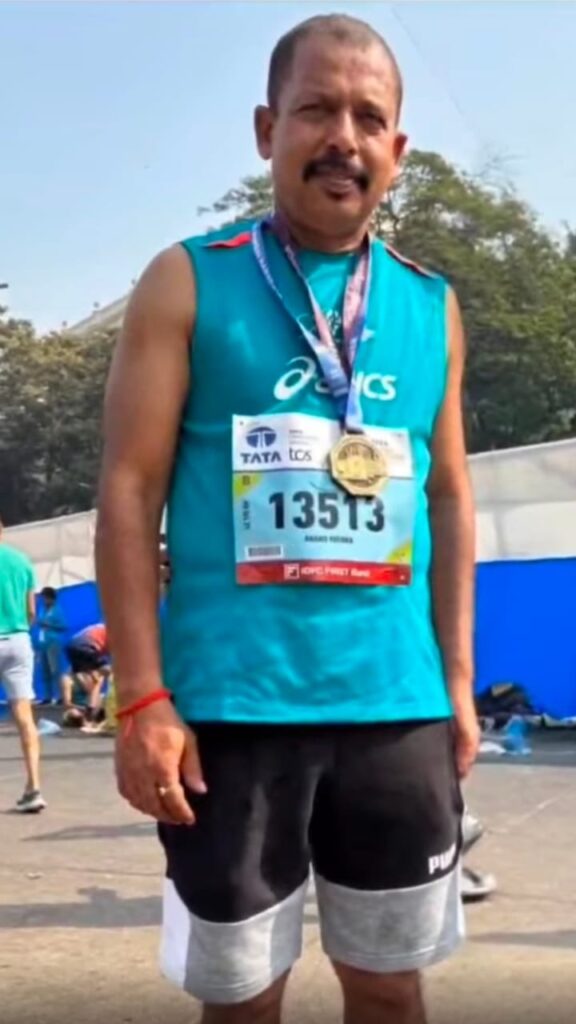 JAMSHEDPUR NEWS :42 किलोमीटर की दुरी साकची थाना प्रभारी आनंद मिश्रा ने 5 घंटे 23 मिनट 31 सेकेंड में पूरी की