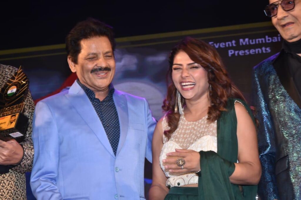 Bollywood News :मुनमुन चक्रवर्ती ने दिग्गज गायक उदित नारायण पर गंभीर आरोप लगाए