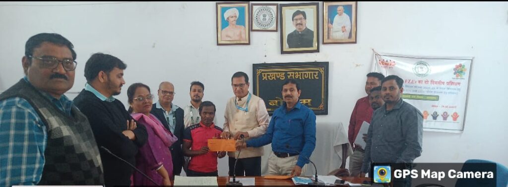 Jamshedpur News:बोड़ाम प्रखण्ड में प्रखंड स्तरीय बैंकर्स समन्वय समिति की बैठक एवं किसान ऋण मेला का आयोजन, 12 किसानों को केसीसी स्वीकृति पत्र किया गया वितरित