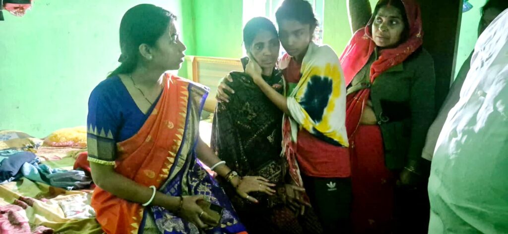 Jamshedpur News:सड़क दुर्घटना का शिकार हुए पीड़ित परिवारजनों से मिलने उनके आवास पहुंची विधायक पूर्णिमा साहू, परिवारजनों से मिलकर बंधाया ढांढस, हरसंभव मदद का दिया भरोसा