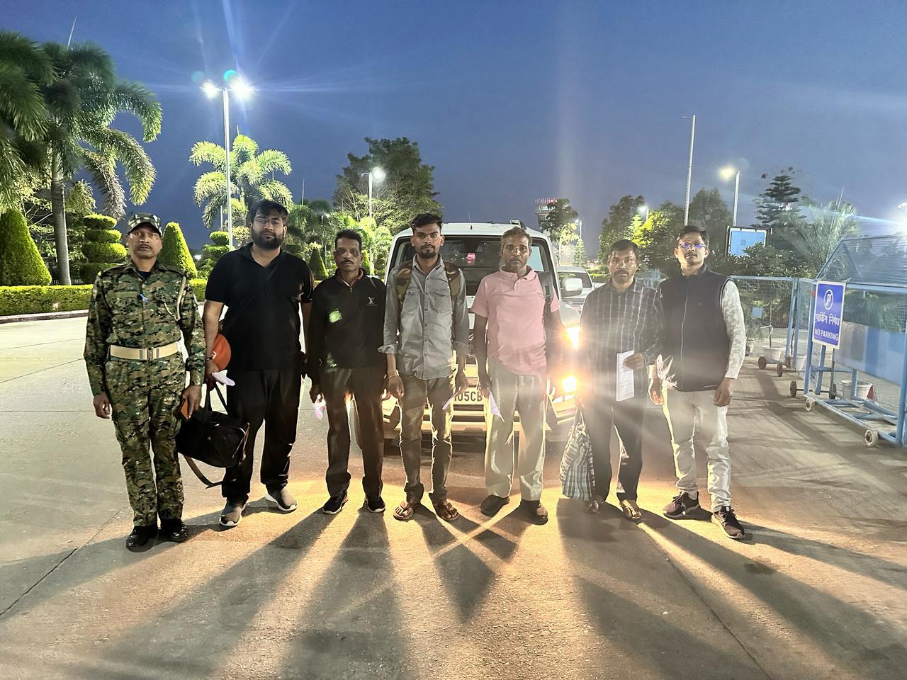 Jharkhand News :मुख्यमंत्री के आदेश पर टनल में फंसे श्रमिकों के परिजनों को हवाई जहाज से लेकर पदाधिकारी तेलंगाना रवाना