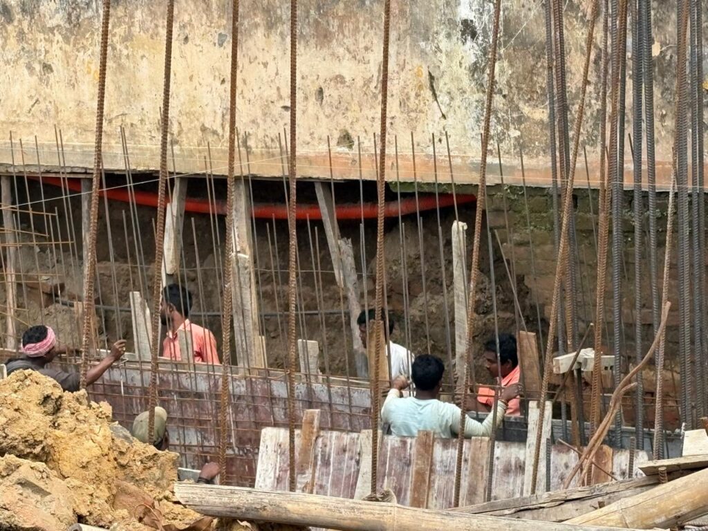 JAMSHEDPUR NEWS : बिल्डर की लापरवाही से बढ़ा हादसे का खतरा, पड़ोसियों में दहशत