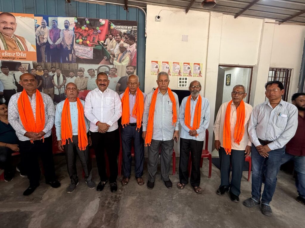 JAMSHEDPUR NEWS :टाटा जुस्को को सीधे घरों में बिजली कनेक्शन देने के झारखंड उच्च न्यायालय के निर्देश से खुश केबुलवासियों ने बैठक कर आगे की रणनीति बनाई, लड्डू बांटे, पटाखे भी फोड़े