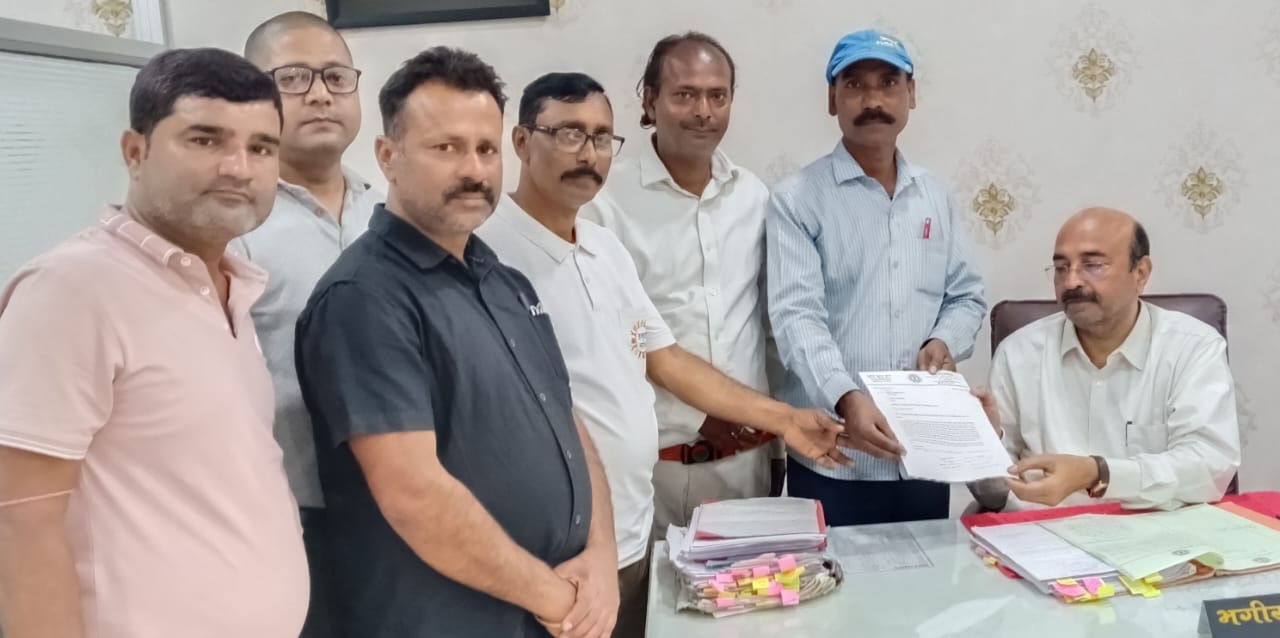 JAMSHEDPUR NEWS :बागबेड़ा क्षेत्र में टैंकर से पानी आपूर्ति करने की मांग को लेकर पंचायत प्रतिनिधियों ने सौंपा मांग पत्र