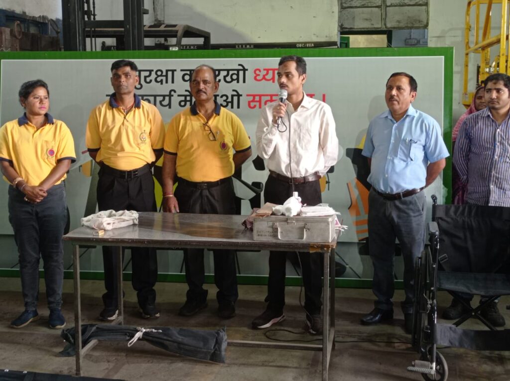 JAMSHEDPUR NEWS :टाटानगर केंद्रीयकृत कर्षण मरम्मत कारखाना (सीटीआरसी )में रेल सिविल डिफेंस ने एक दिवसीय शिविर लगाकर कर्मचारियों को आपदा राहत कार्य प्रशिक्षित किया गया