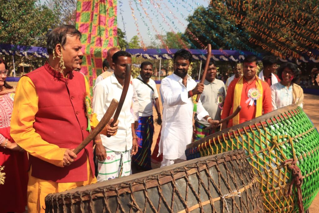 JAMSHEDPUR NEWS :एल.बी.एस.एम. कॉलेज के बाहा मिलन समारोह में झलकी संथाली संस्कृति