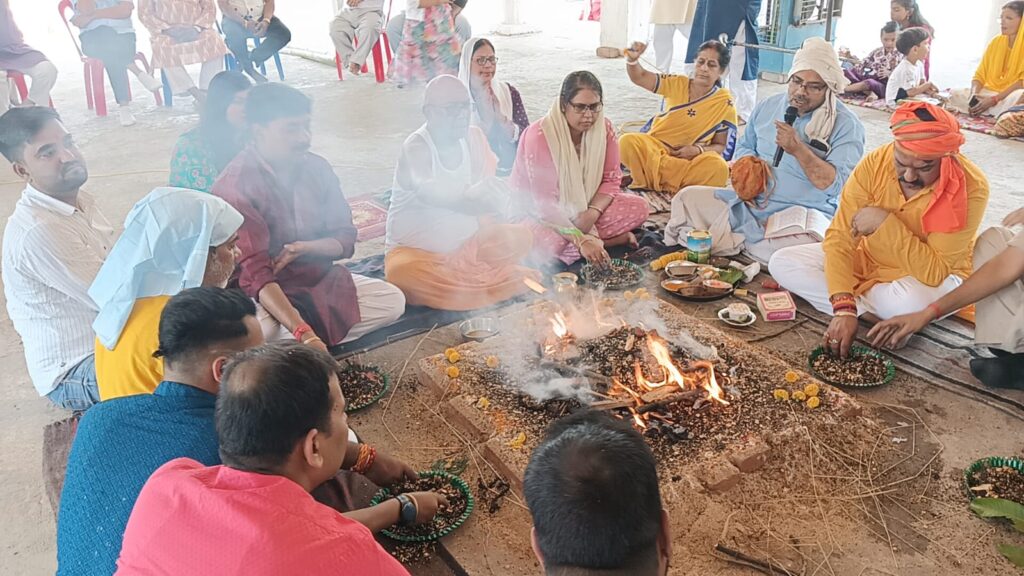 Jamshedpur News:माता सिद्धिदात्री का पूजन, कन्या पूजन और महावीरी ध्वज स्थापित, सैकड़ों ने ग्रहण किया भोग