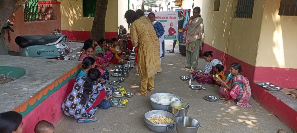 JAMSHEDPUR NEWS :अखिल भारतीय ग्राहक पंचायत की ओर से गांधी आश्रम देवनगर में आयोजित किया गया नारायण भोज