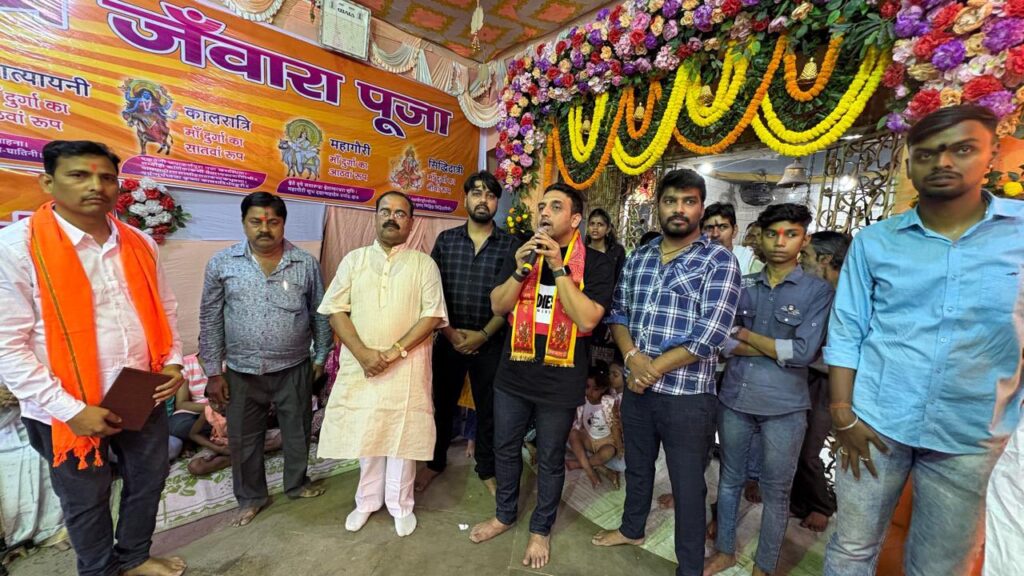 JAMSHEDPUR NEWS :वरीय अधिवक्ता व उपकार संघ के संरक्षक सुधीर कुमार पप्पू के आमंत्रण पर माता के दरबार में उपस्थित हुए राजकुमार सिंह और कुणाल षाड़ंगी
