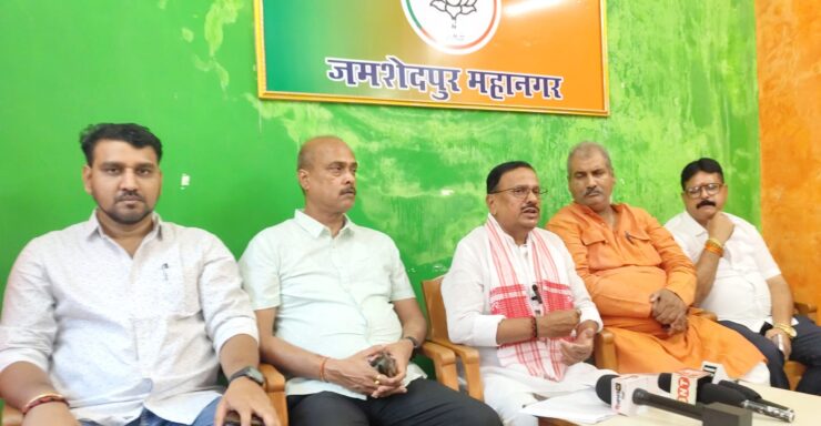JAMSHEDPUR NEWS :चाकुलिया में फर्जी जन्म प्रमाण पत्र मामले पर झारखंड भाजपा के पूर्व प्रदेश अध्यक्ष डॉ दिनेशानंद गोस्वामी ने कहा- बांग्लादेशी घुसपैठिये बना रहे फर्जी कागजात, एसआईटी जांच की रखी मांग, अवैध बालू खनन पर झामुमो पर साधा निशाना