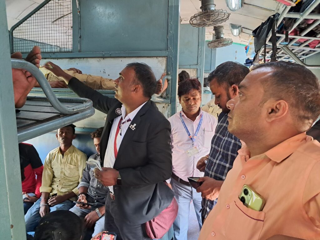 East Central Railway: धनबाद-पहाड़पुर रेलखंड में चलाया गया मजिस्ट्रेट चेकिंग अभियान
