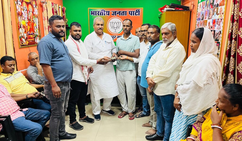 JAMSHEDPUR NEWS :सड़क दुर्घटना में मृतकों के परिजनों को दी गई आर्थिक सहायता