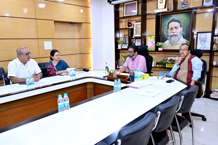 Jharkhand News :मुख्यमंत्री  हेमन्त सोरेन को अधिकारियों ने 16वें वित्त आयोग की टीम के झारखंड दौरे के मद्देनजर राज्य सरकार की तैयारियों से अवगत कराया, वित्त मंत्री  राधा कृष्ण किशोर भी रहे मौजूद