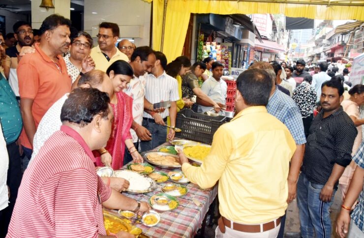 JAMSHEDPUR NEWS :मारवाड़ी समाज ने साकची बाजार शिव मंदिर के सामने तीन हजार लोगों के बीच बांटा भोजन