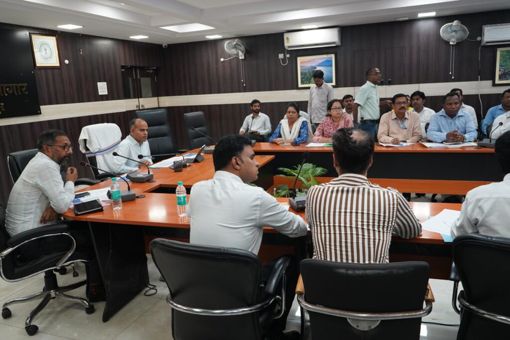 JAMSHEDPUR NEWS :शिक्षकों को गैर शैक्षणिक कार्यों की रिपोर्टिंग में नहीं लगायें -उपायुक्त