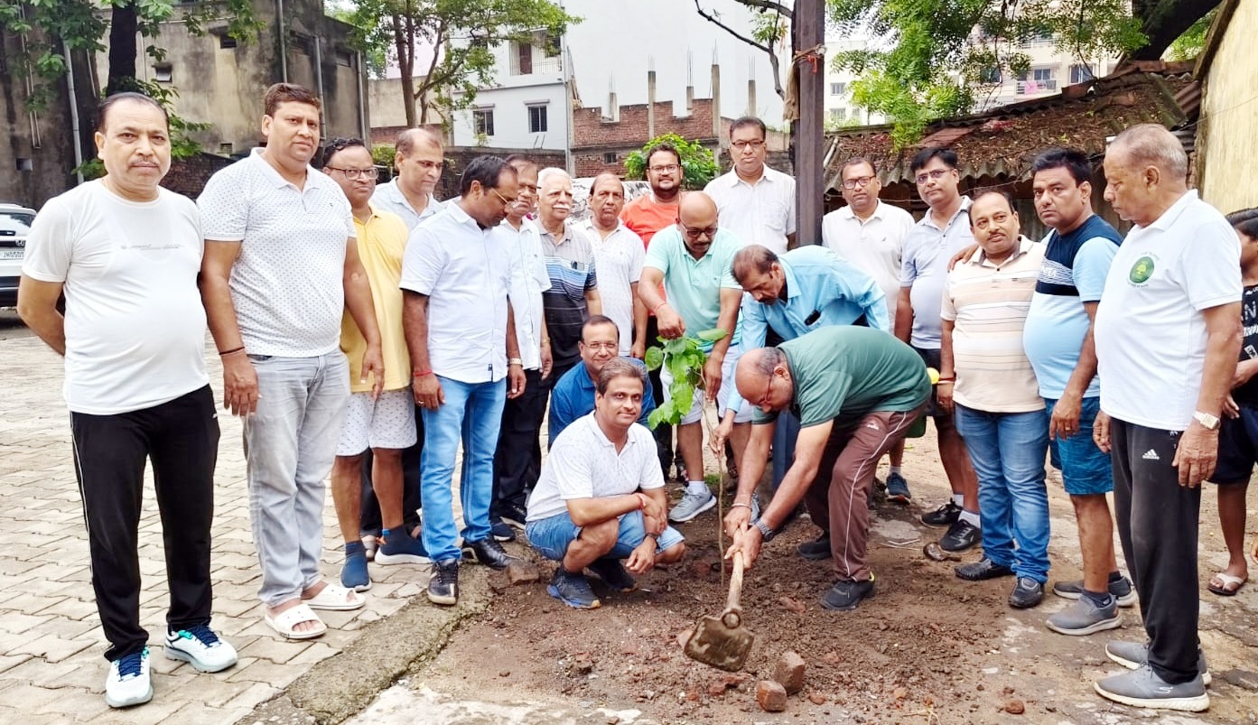 JAMSHEDPUR NEWS :मारवाड़ी सम्मेलन भालूबासा शाखा ने गांधी आश्रम में लगाए फलदार पांच पेड़