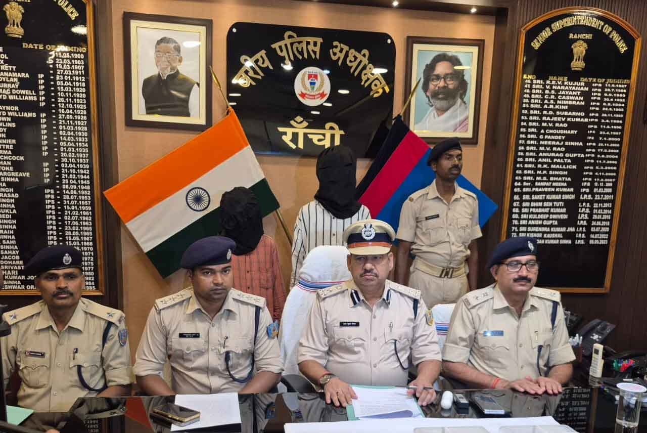 RANCHI NEWS :पहाड़ी मंदिर के पास दो युवक हथियारों के साथ गिरफ्तार