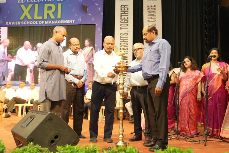 JAMSHEDPUR NEWS :जिम्मेदारी से व्यवहार करें, एक-दूसरे का सहयोग करें और अपने लक्ष्यों पर ध्यान केंद्रित रखें : फादर सेबेस्टियन जॉर्ज, निदेशक, एक्सएलआरआइ
