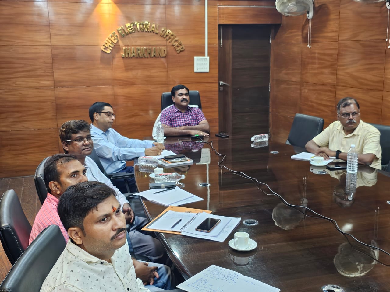 Jharkhand News :सभी मतदान केंद्रों पर अधिकतम मतदाताओं की संख्या 1200 के अंदर होगी सुव्यवस्थित