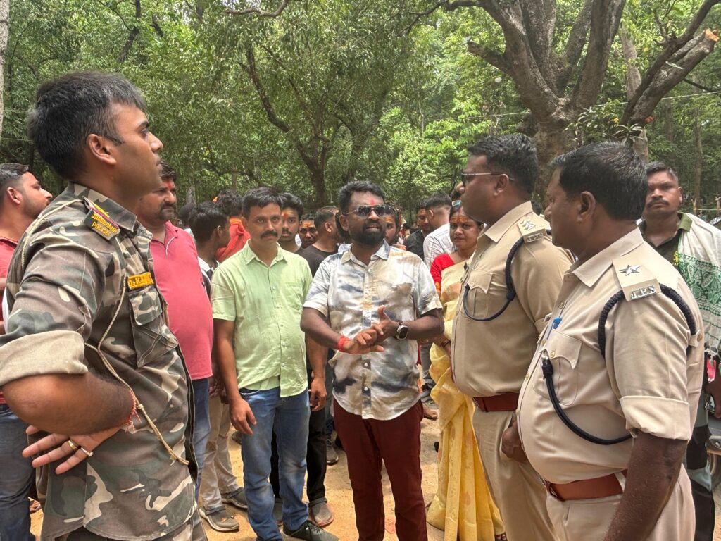 Jamshedpur News :विधायक संजीव सरदार ने हरिणा मेला के पहले दिन मुक्तेश्वर धाम में सपरिवार की पूजा अर्चना, क्षेत्रवासियों की खुशहाली की कामना