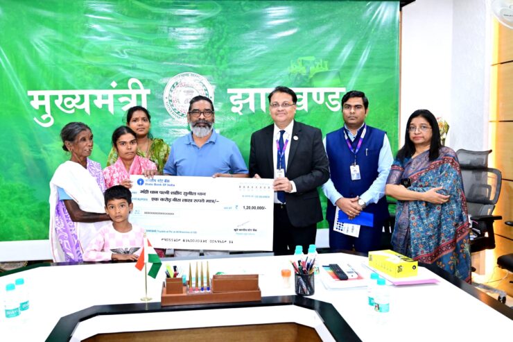 Jharkhand News :मुख्यमंत्री हेमन्त सोरेन से शहीद आरक्षी सुनील धान के परिजनों की मुलाकात, 2.66 करोड़ की वित्तीय सहायता प्रदान
