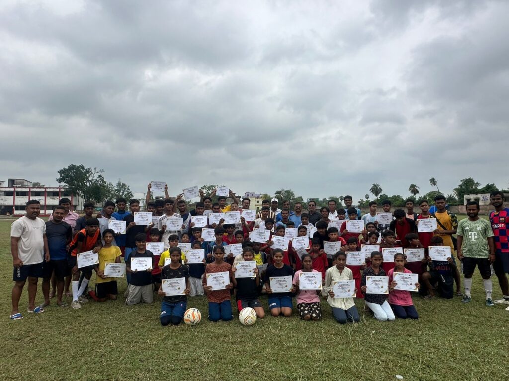 MADHUBANI NEWS : 10 दिवसीय फुटबॉल समर कैंप का समापन, नेपाल के कोच से मिला प्रशिक्षण