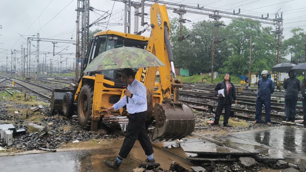 SOUTH EASTERN RAILWAY :टाटा के यार्ड में पानी,20 जून को रहेगी 25 ट्रेनें रद्द,दक्षिण बिहार का भी मार्ग परिवर्तन,देखें लिस्ट