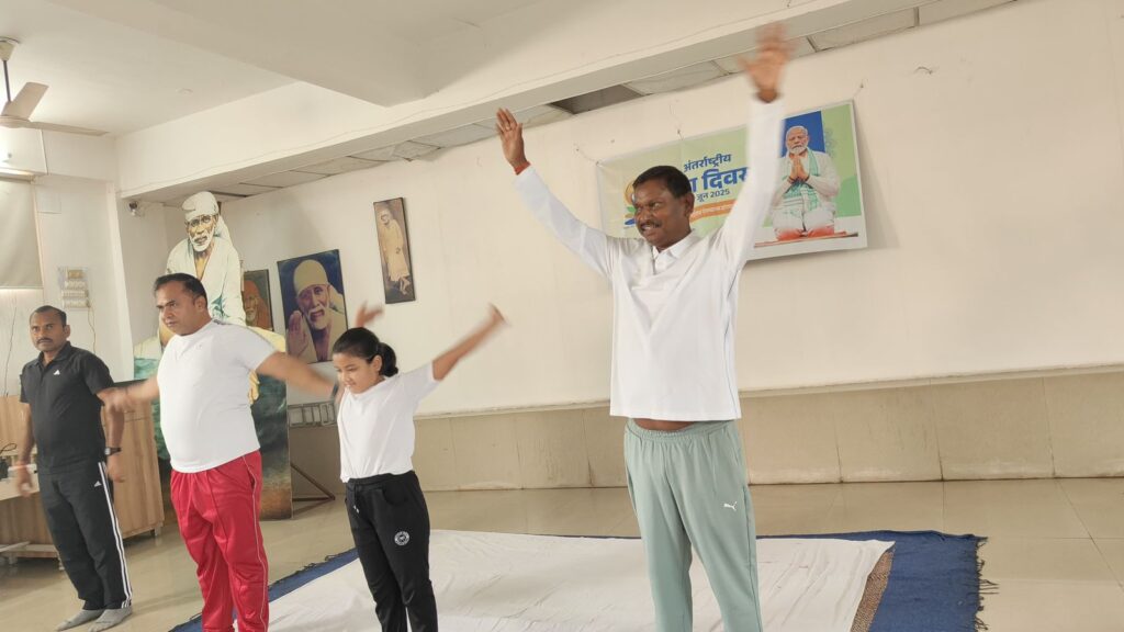 Jamshedpur News :पूर्व मुख्यमंत्री अर्जुन मुंडा ने घोड़ाबांधा में योग दिवस पर किया योग, स्वस्थ भारत के निर्माण का दिया संदेश