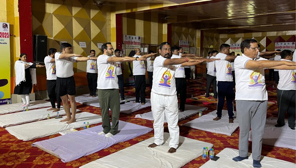 SARAIKELA-KHARSAWA NEWS ;अंतरराष्ट्रीय योग दिवस पर सरायकेला में भव्य योगाभ्यास, उपायुक्त बोले – योग से बढ़ती है आत्मशक्ति और एकाग्रता