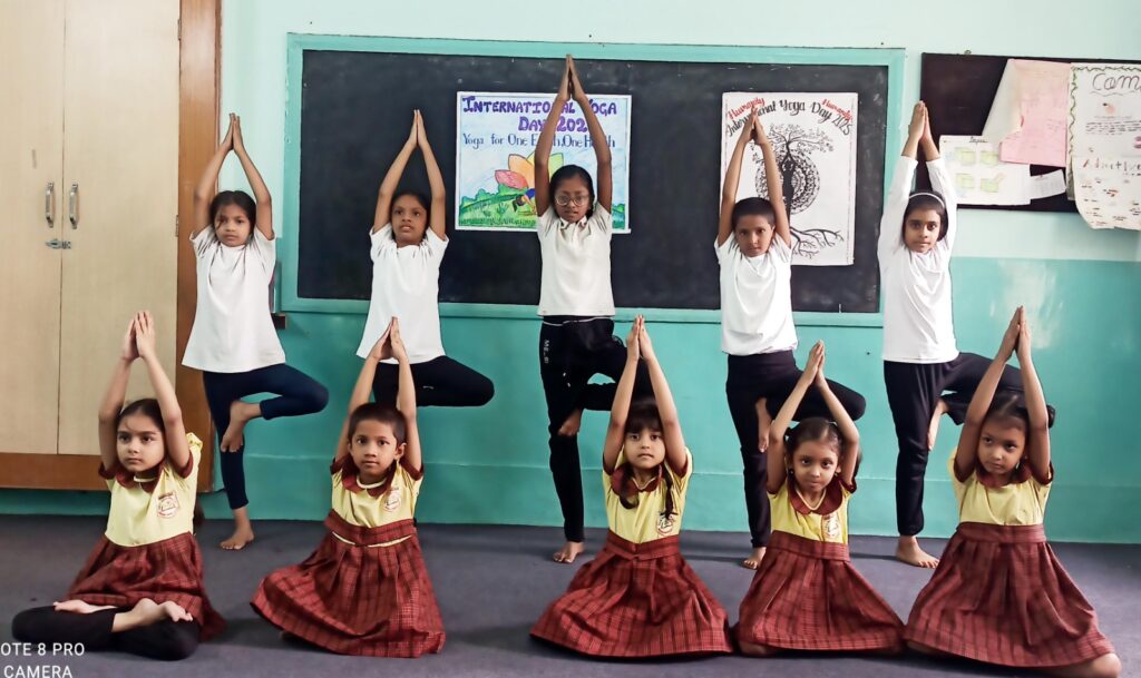 JAMSHEDPUR NEWS :साकची गुजराती इंग्लिश स्कूल में मना योग दिवस