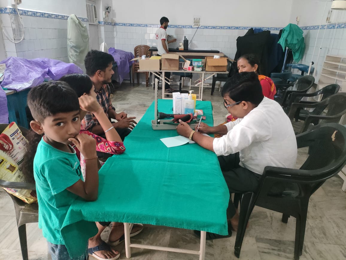 Jamshedpur News :बाढ़ प्रभावित क्षेत्र के लोगों के लिए रेड क्रॉस ने लगाया स्वास्थ्य शिविर