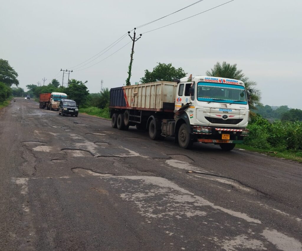 SARAIKELA-KHARSAWA NEWS :सरायकेला से चांडिल कोर्ट तक की सड़क बदहाल, बारिश में हालात और भी गंभीर, जन कल्याण मोर्चा ने की त्वरित मरम्मत की मांग