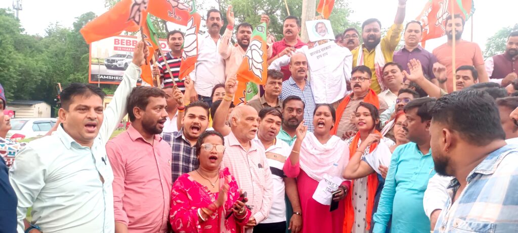 JAMSHEDPUR NEWS :आदिवासी वंशजों पर लाठीचार्ज के विरोध में जमशेदपुर भाजपा का पुतला दहन