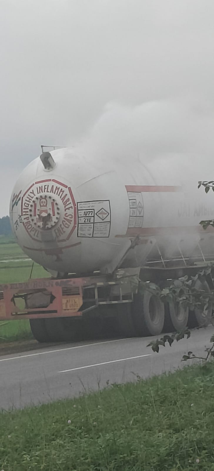 Jamshedpur News :Propylene Gas Tanker Leak Near Jamshola, Traffic Suspended on Baharagora-Baripada NH, Administration on High Alert
