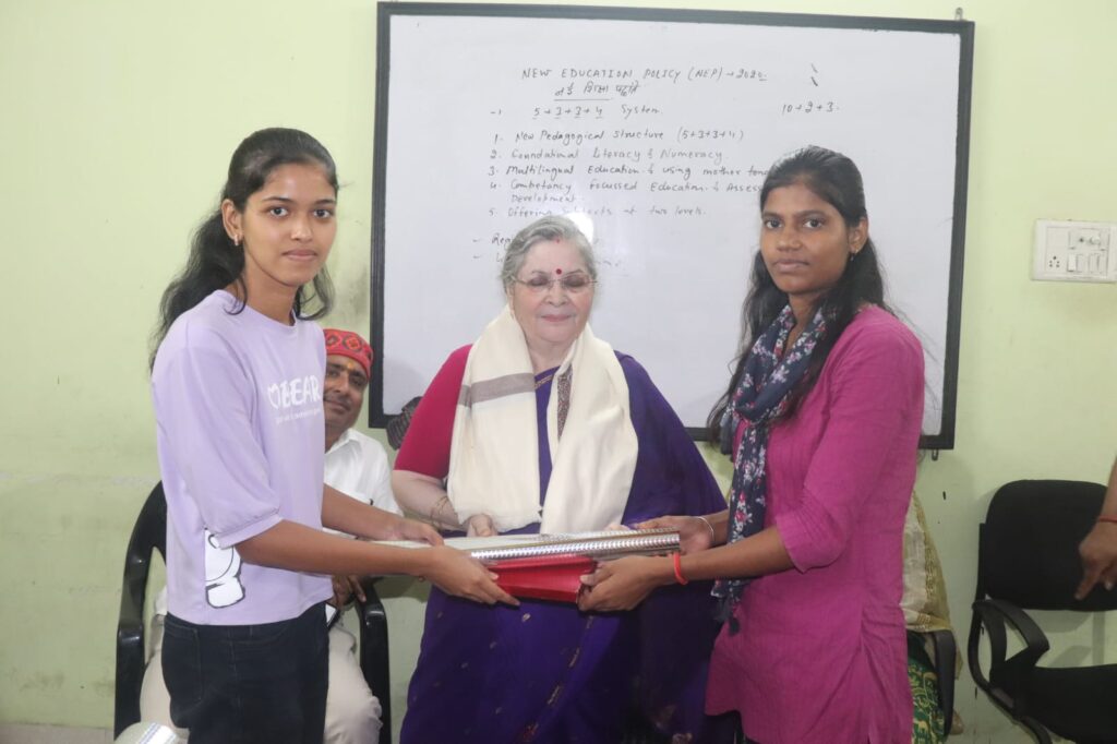 JAMSHEDPUR NEWS :श्रीमन क्लासेस में शिक्षा संस्कृति उत्थान न्यास का स्थापना दिवस हर्षोल्लास से मनाया गया