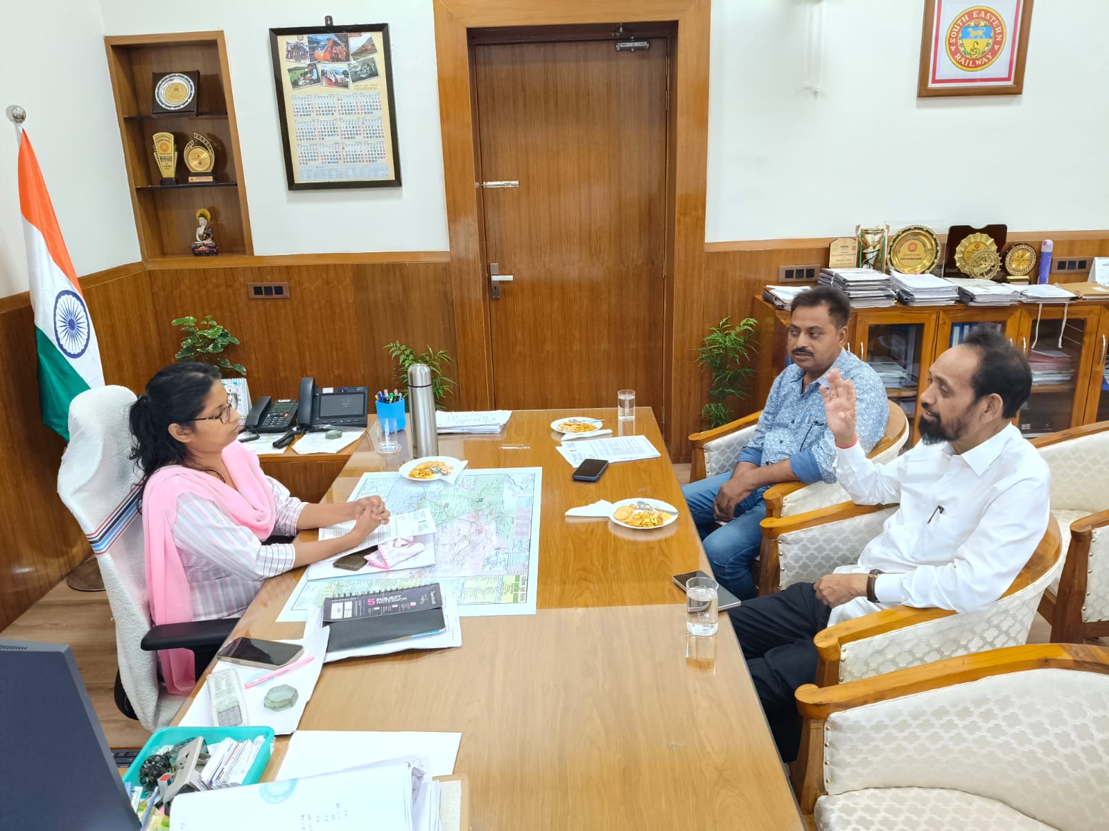 SOUTH EASTERN RAILWAY:जमशेदपुर सांसद बिद्युत बरण महतो ने रेलवे के ADRM से की मुलाकात, घाटशिला सहित कई स्टेशनों पर ट्रेनों के ठहराव और सुविधाओं की मांग